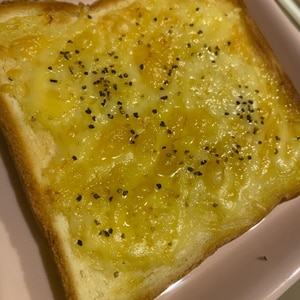 オリーブオイルチーズトースト